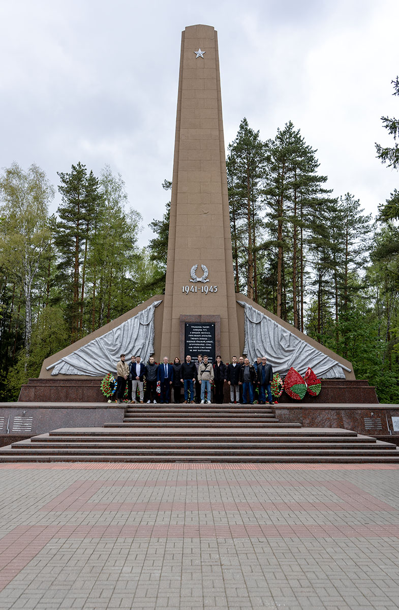 Работники ОАО «КБ Радар» 07.05.2025 возложили венок и цветы к обелиску погибшим военнопленным и гражданским лицам на 9-м километре по Московскому шоссе